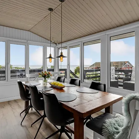 Holiday home Stunning In With Kitchen