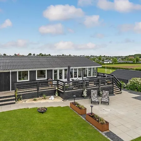 Holiday home Stunning In With Kitchen