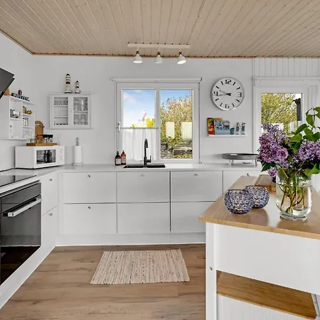 Holiday home Stunning In With Kitchen